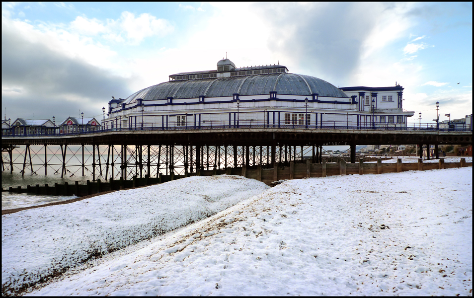 Sunday November 28th (2010) Snow on the Beach width=